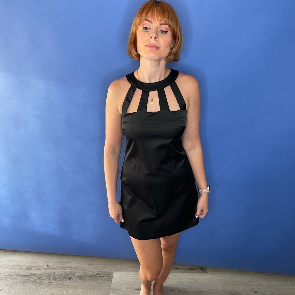 Black mini dress, cutouts, 60’s style!